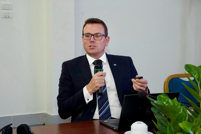 Ông Christopher Harrison phát biểu tại buổi thảo luận