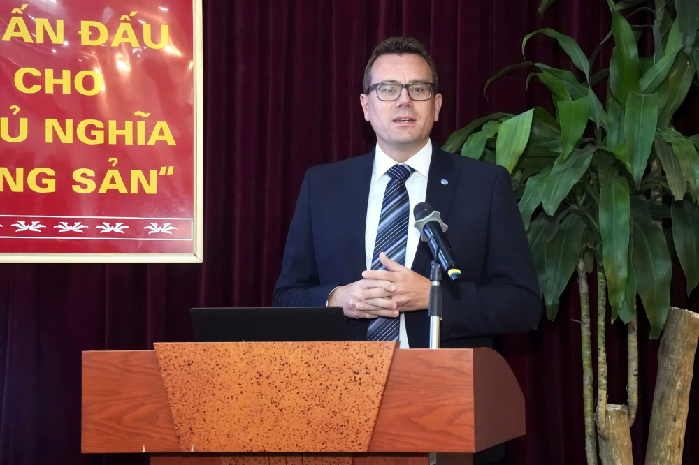 Ông Christopher Harrison phát biểu tại buổi làm việc